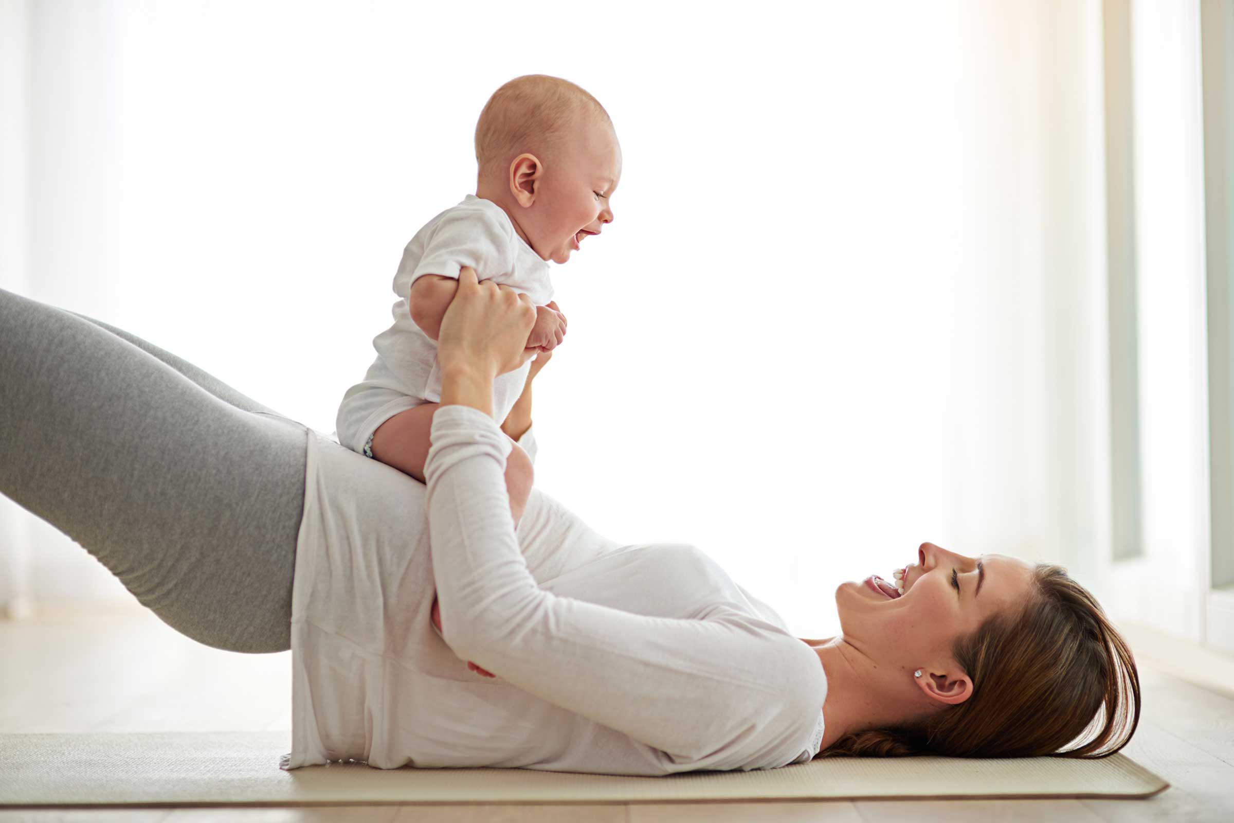 Выкладывать на животик после кормления. Бейби йога. Молодая мама после родов. Консультации молодой маме с ребенком. Бэби йога от 24 месяцев.